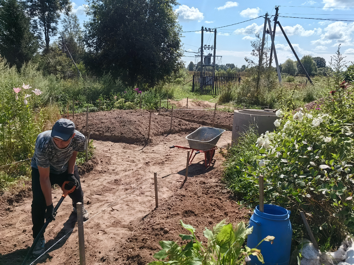 рабочие вынимают грунт с дорожек