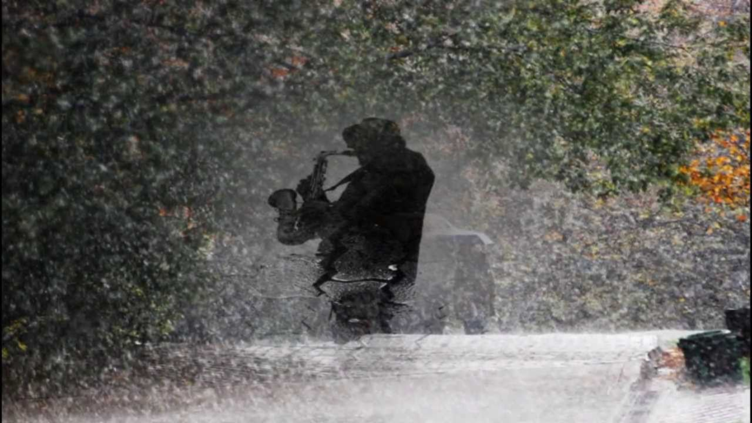 фото силуэт трубача под дождем