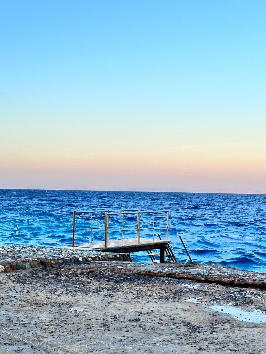 Море, вид с берега от отеля