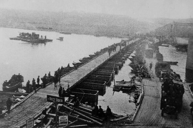    Автоколонна Красной Армии на понтонной переправе через Западный Одер. Фото: waralbum.ru/ Wladimir Karpow. «Russland im Krieg 1941—1945». SV International Schweizer Verlagshaus. Zürich, 1988.