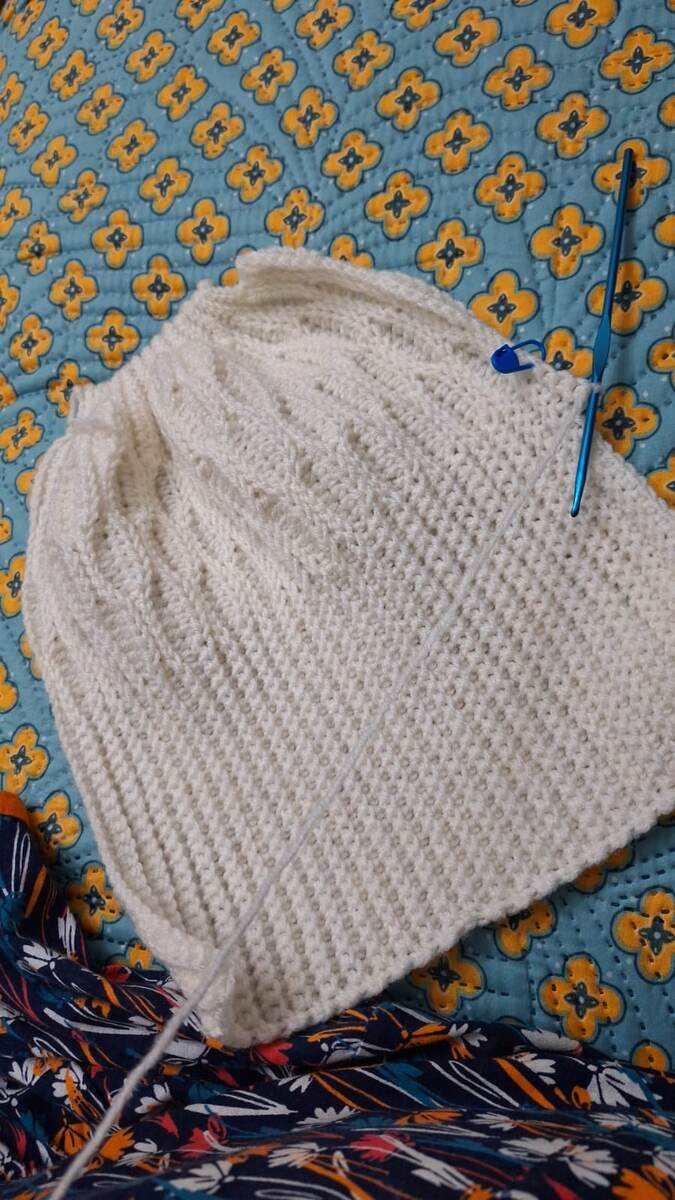 Такая же шапочка, только в белом исполнении. Тут лучше видна фактура полотна шапки.