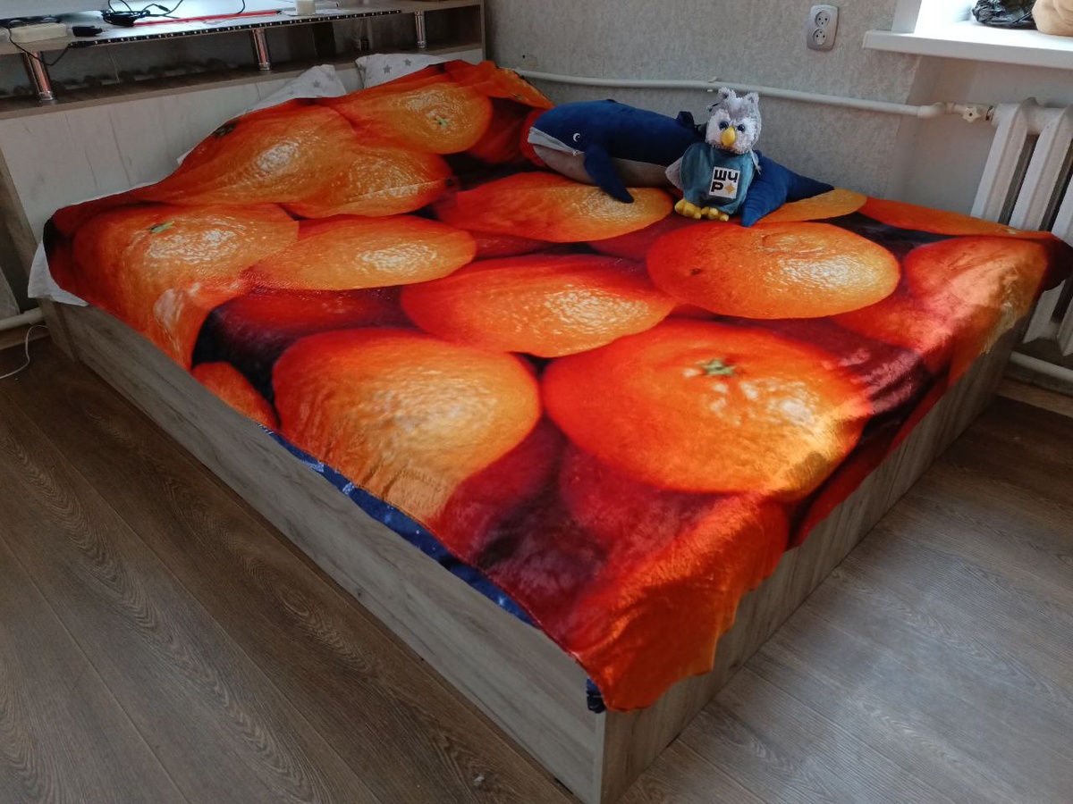 Имейте в виду, он нигде не свисает, т.е. не намного больше площади кровати.