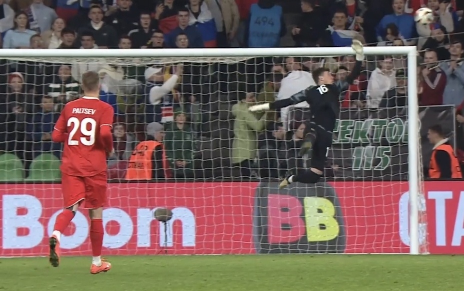 Станислав Агкацев с трудом переводит мяч на угловой после удара с центра поля. Скриншот с видео "Матч ТВ"