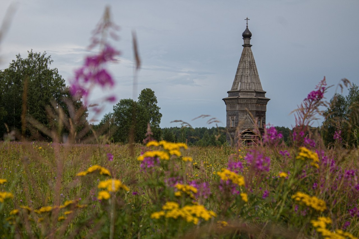 Одинокая церковь в поле.