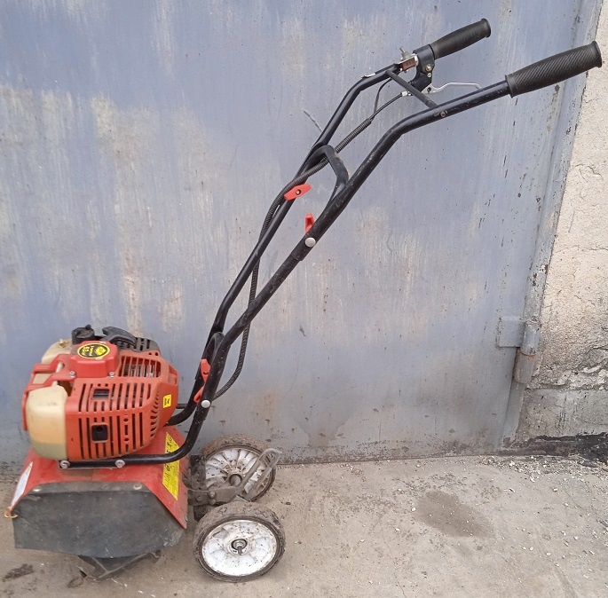 Финал сезона. Видно боковой брызговик. Транспортировочные колёса в нижнем, рабочем для них положении. Некоторые их снимают, а зря – полезная вещь, 16,5 кг – не шутка.