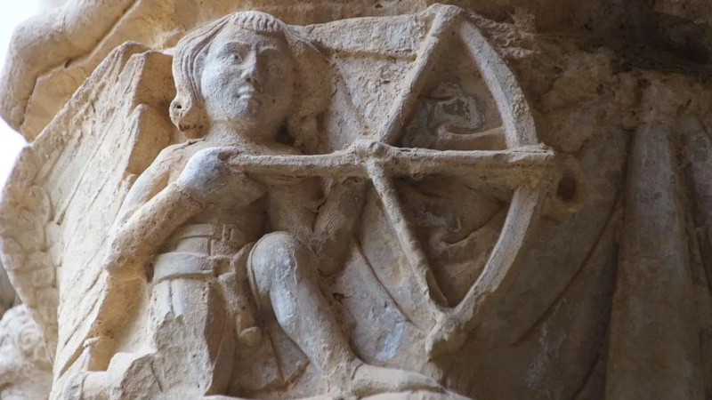 Капитель монастыря Сант-Креус с изображением дворянина с поясом, напоминающим эрегированный фаллос. Даже сцены с символическим подтекстом, такие как благородный мужчина, стреляющий из арбалета в свою возлюбленную (символ ухаживания), включают фаллические элементы, как это можно увидеть в монастыре Сантес-Креус в Каталонии. © фото: Wikimedia Commons