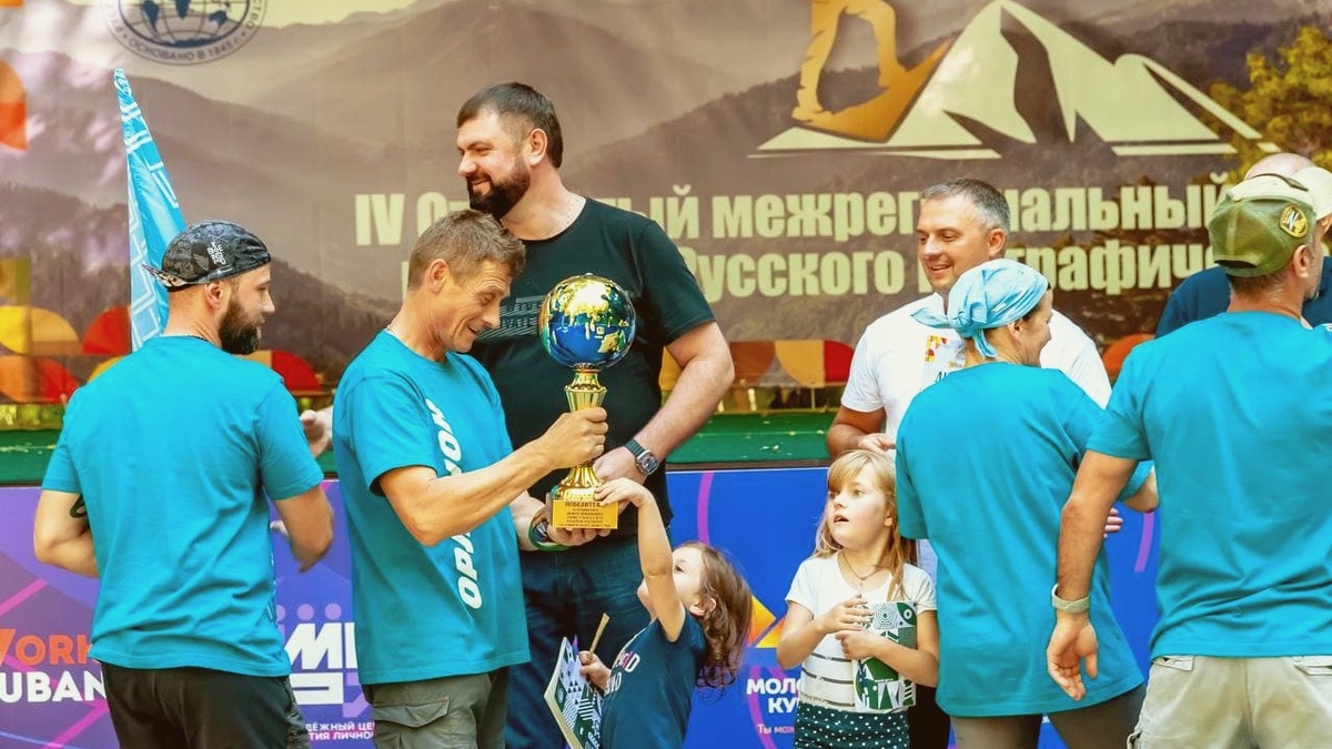 Очень красивый кубок. У девчонок глаза загорелись