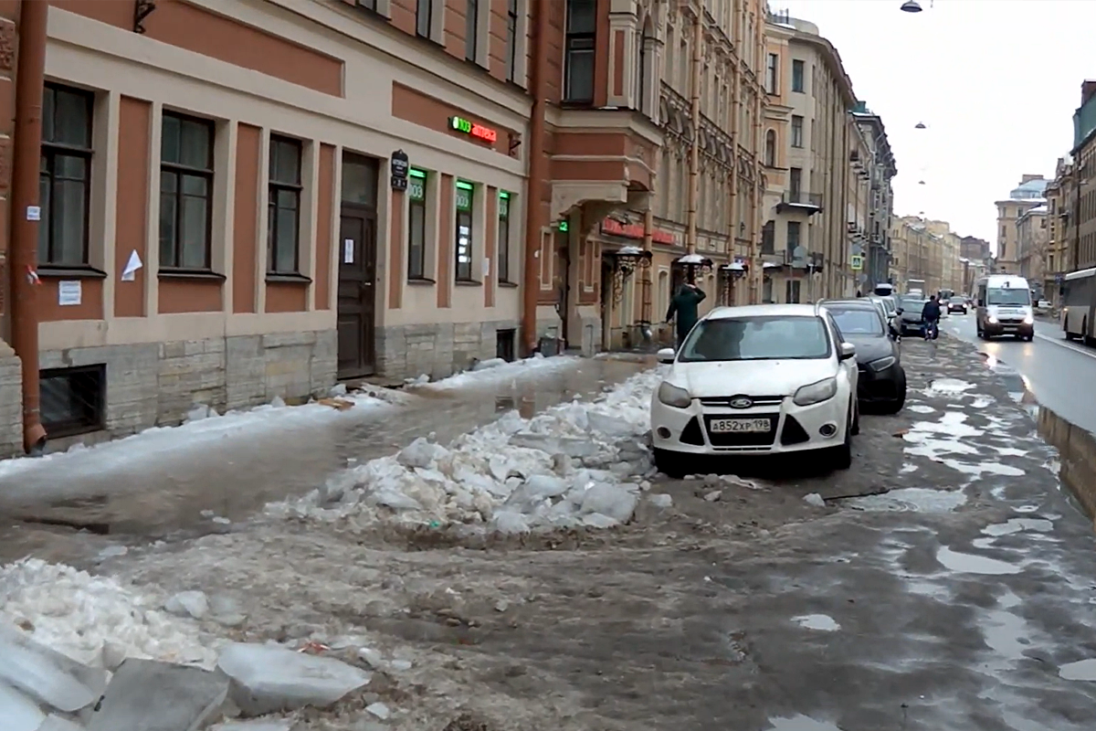 ответственного за благоустройство города снимают с должности аккурат перед зимой, когда уборка снега в Петербурге становится задачей едва ли не государственной важности