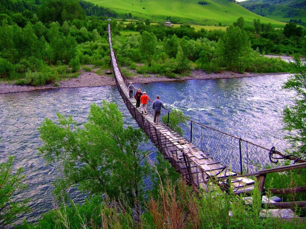 Вот он мост подвесной через Чарыш. Вдали крыши аэропорта, луг, и справа горы в сторону Седла Седло