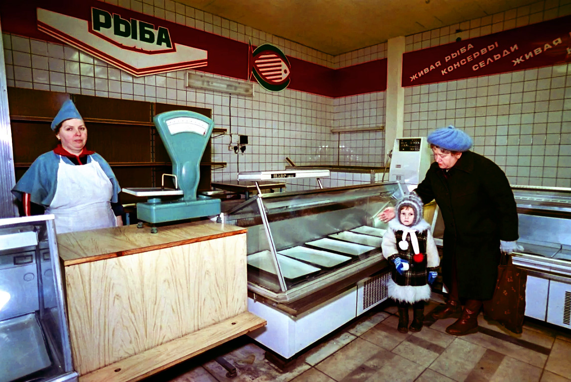 Последние годы СССР: пустые полки продуктового магазина. Источник исходного фото - fotostrana.ru