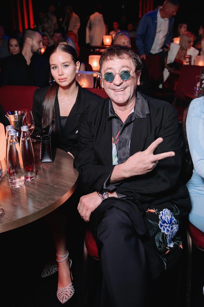 «Ей завтра в школу»: Лепс и его юная невеста — Павел Воля не упустил шанс подшутить на Comedy Club