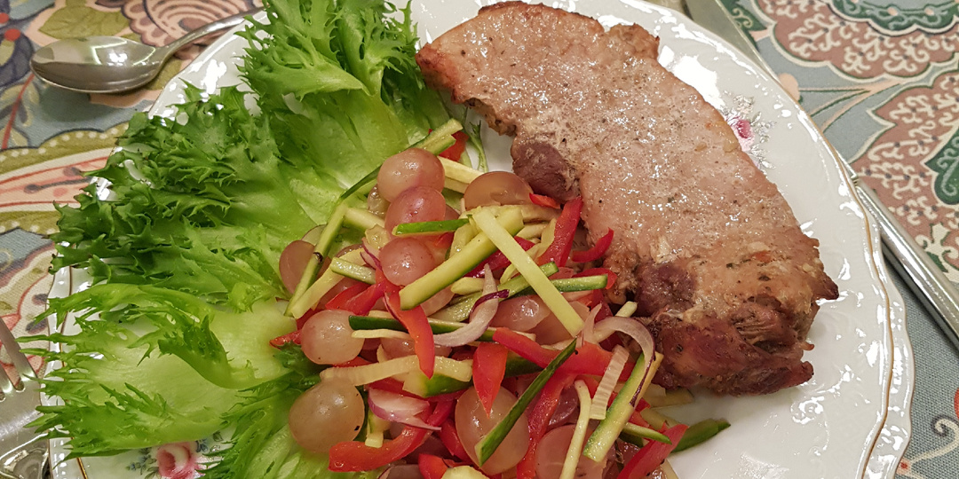Свинина в апельсиново-соевом маринаде и салат из свежих овощей с виноградом