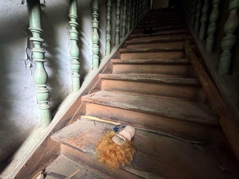    Позже близкие семьи погибших детей при уборке найдут в квартире целлофановый пакет с остриженными волосами. Очень похоже, что они принадлежали убийце. Фото: © Alexander Legky/Globallookpress