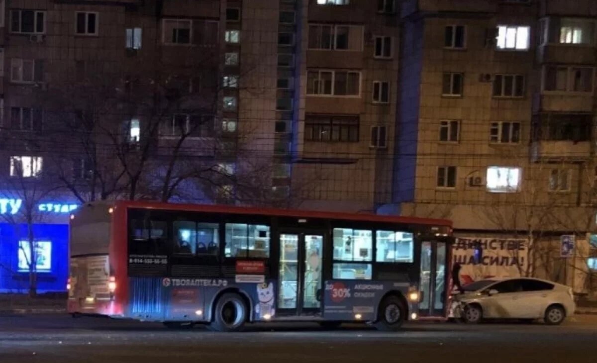    В Комсомольске-на-Амуре Land Cruiser устроил лобовое ДТП с полным автобусом