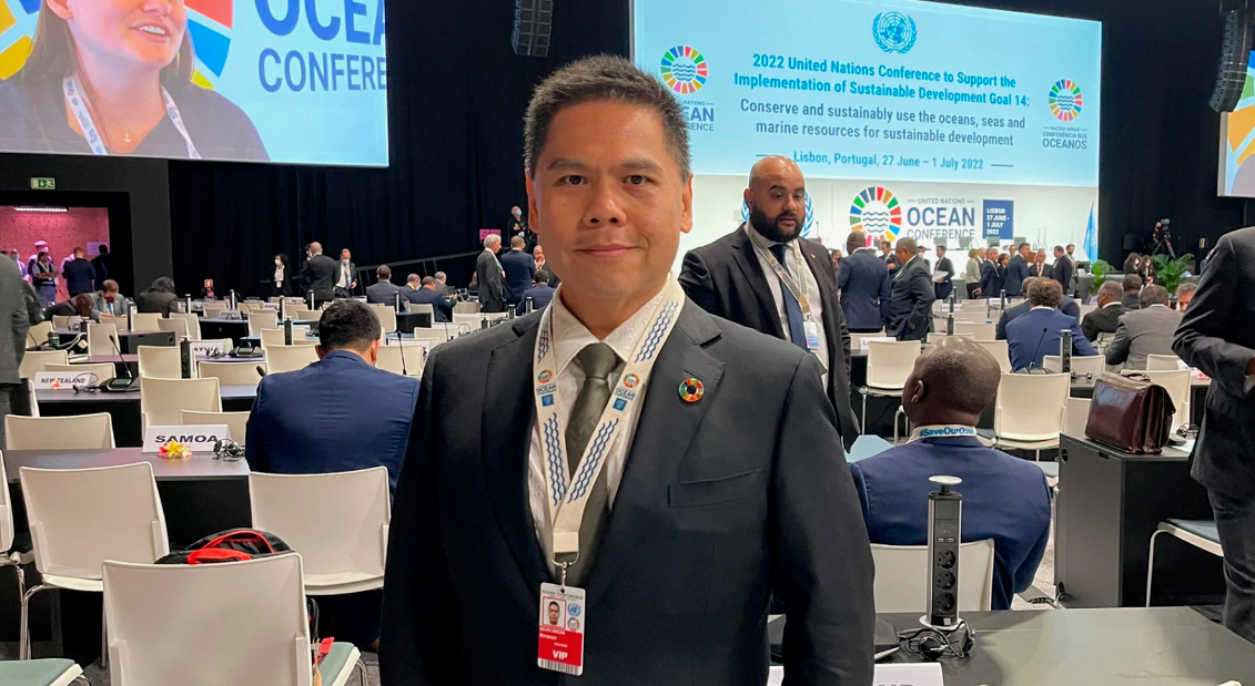 Сам он довольно экстравагантный в выражениях дядька