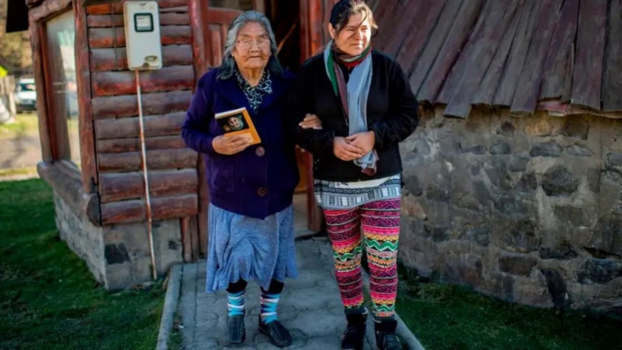 Кристина Кальдерон (слева) &mdash; последний человек Земли, свободно говоривший на яганском языке (умерла в 2022 году)