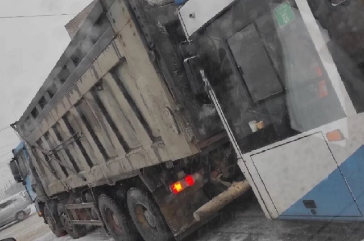    В Новосибирске троллейбус с пассажирами врезался в самосвал