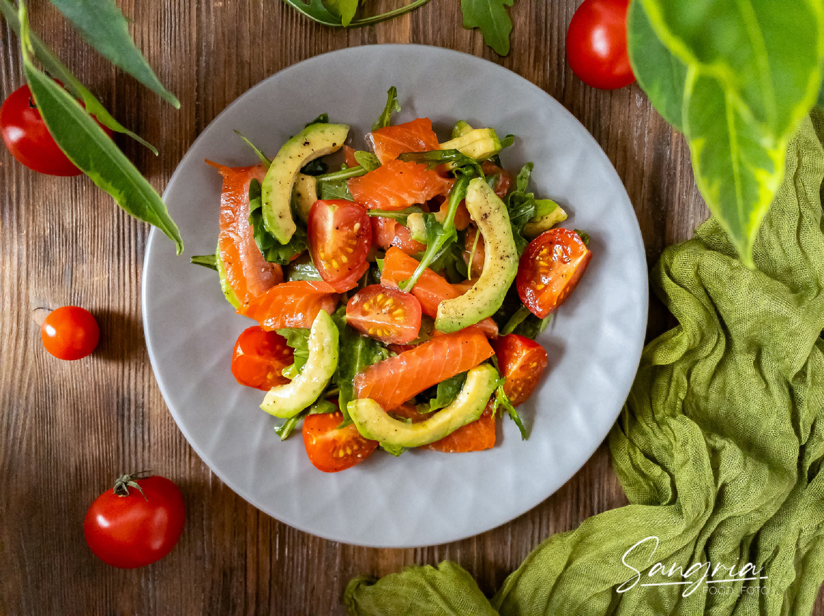 Салат с форелью, авокадо и рукколой 