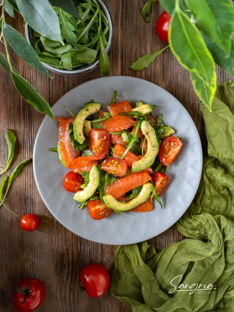 Салат с форелью, авокадо и рукколой 