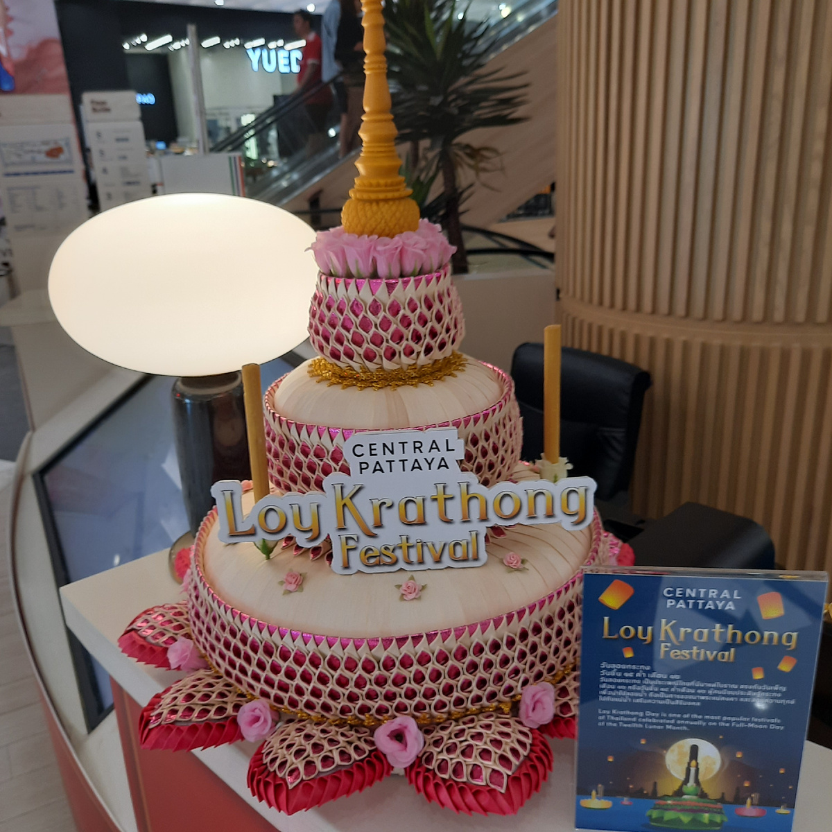 Ещё задолго до самого праздника, то тут, то там встречаются напоминания о нëм. 