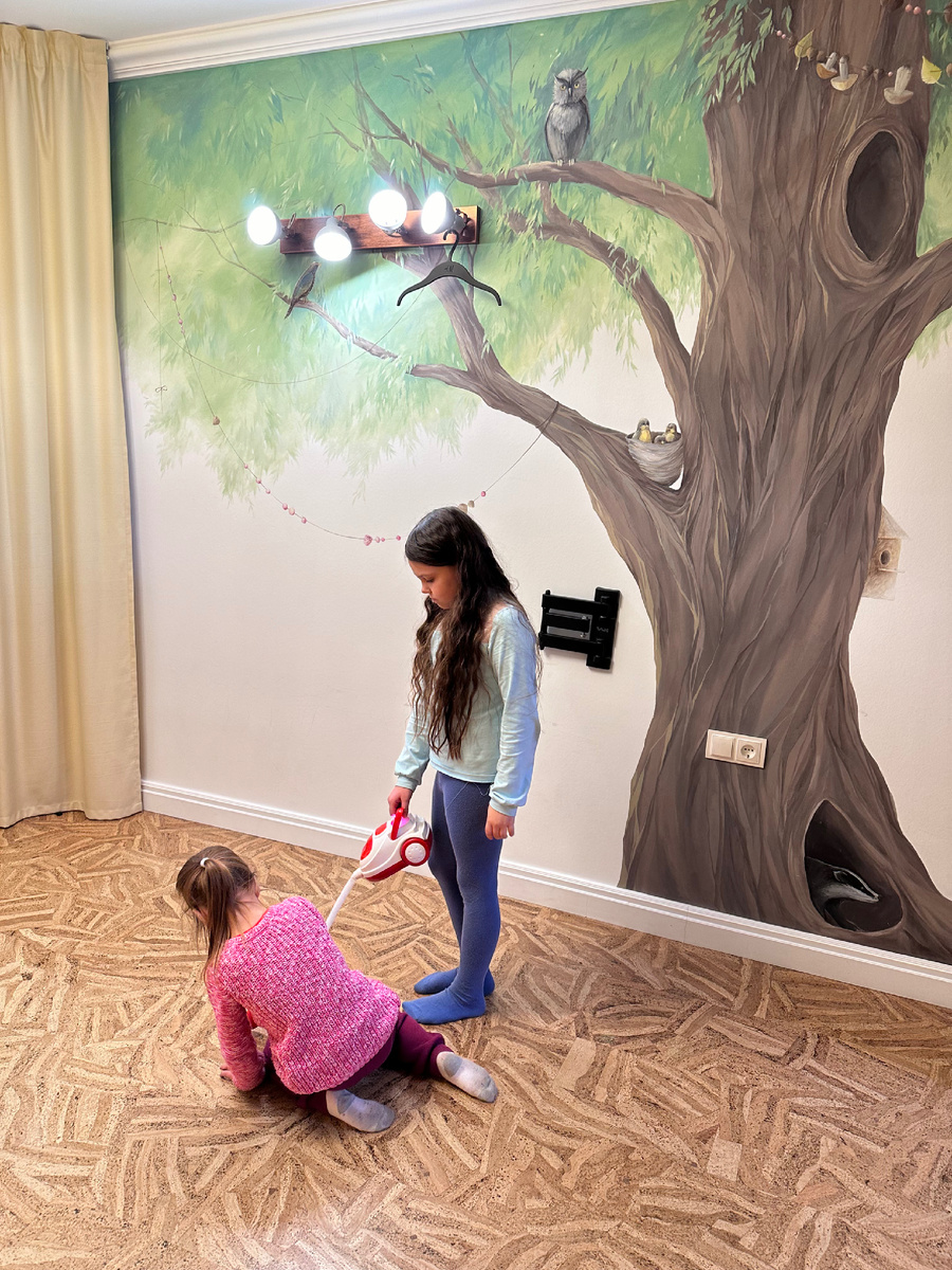 У девчат свой пылесос, Ася даже не забежала домой после школы, только вот сарафан сняла, чтобы не запачкать.