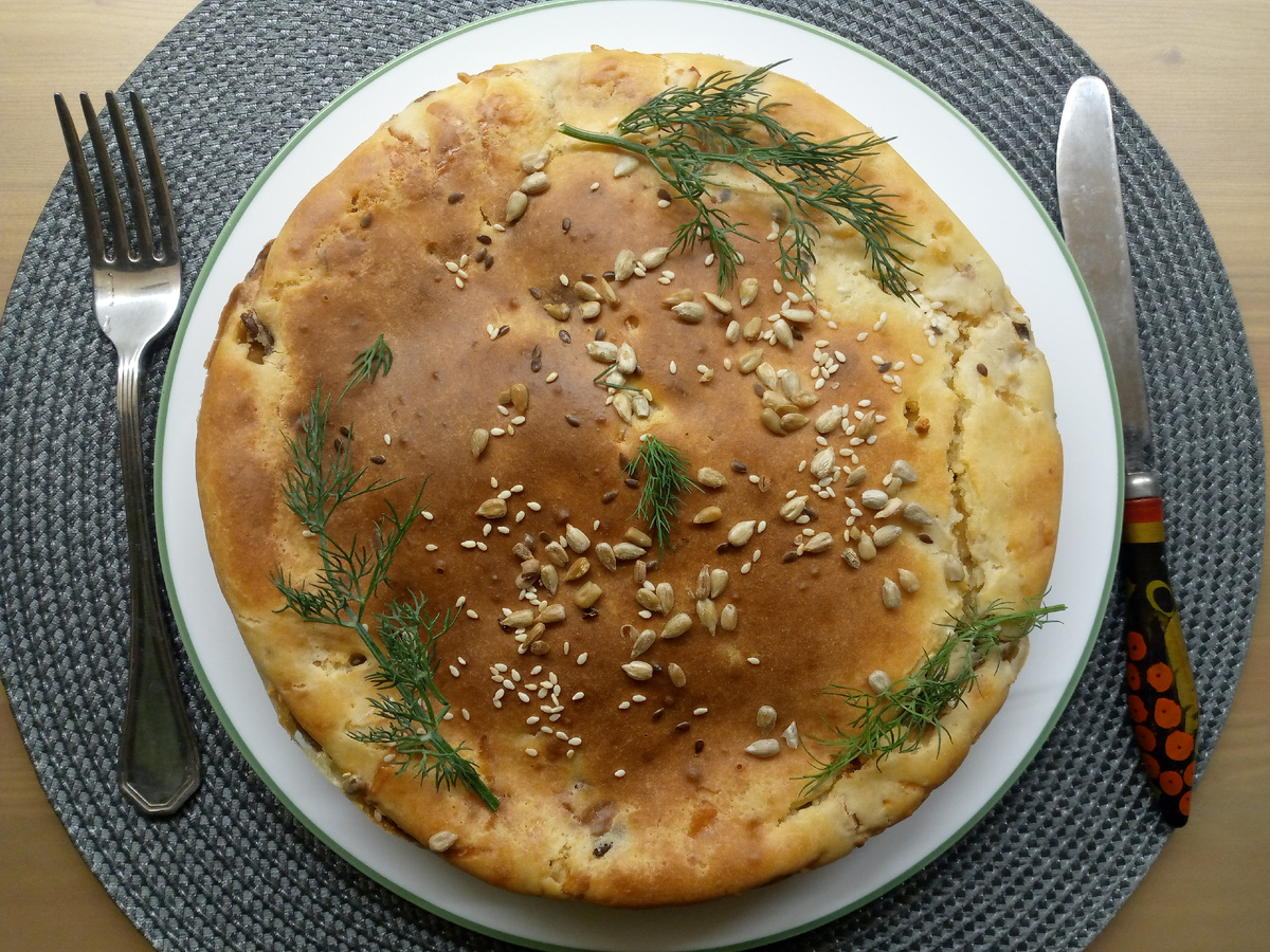 Заливной пирог с курицей, грибами и сыром.