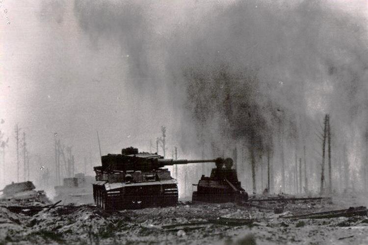 Танк Pz.Kpfw.VI из 502-го тяжелого танкового батальона проходит мимо подбитого танка БТ-7