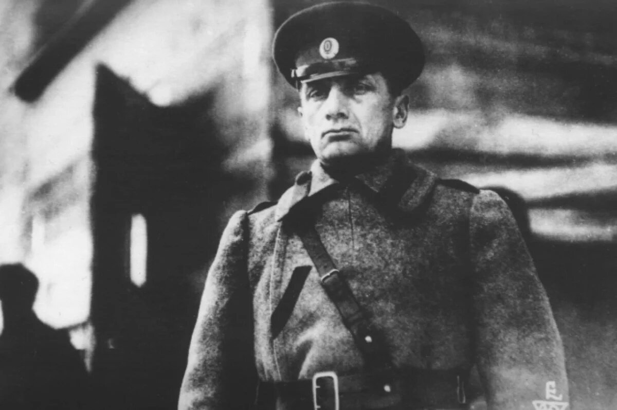    Это фото адмирала Колчака сделано на омском железнодорожном вокзале. Снимок появился в «Нью-Йорк Таймс» в 1919 году.