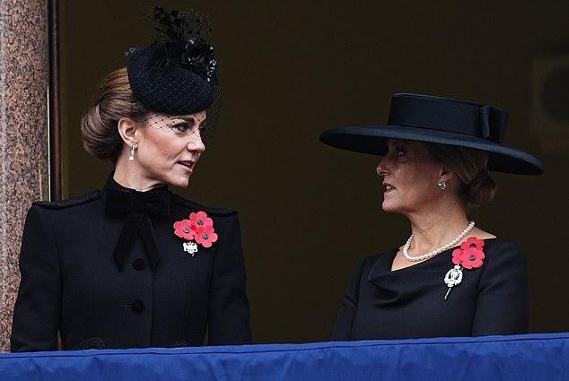 На фото: принцесса Уэльская и герцогиня Эдинбургская на балконе Министерства иностранных дел, по делам Содружества и развития на службе Памяти у Кенотафа в Лондоне