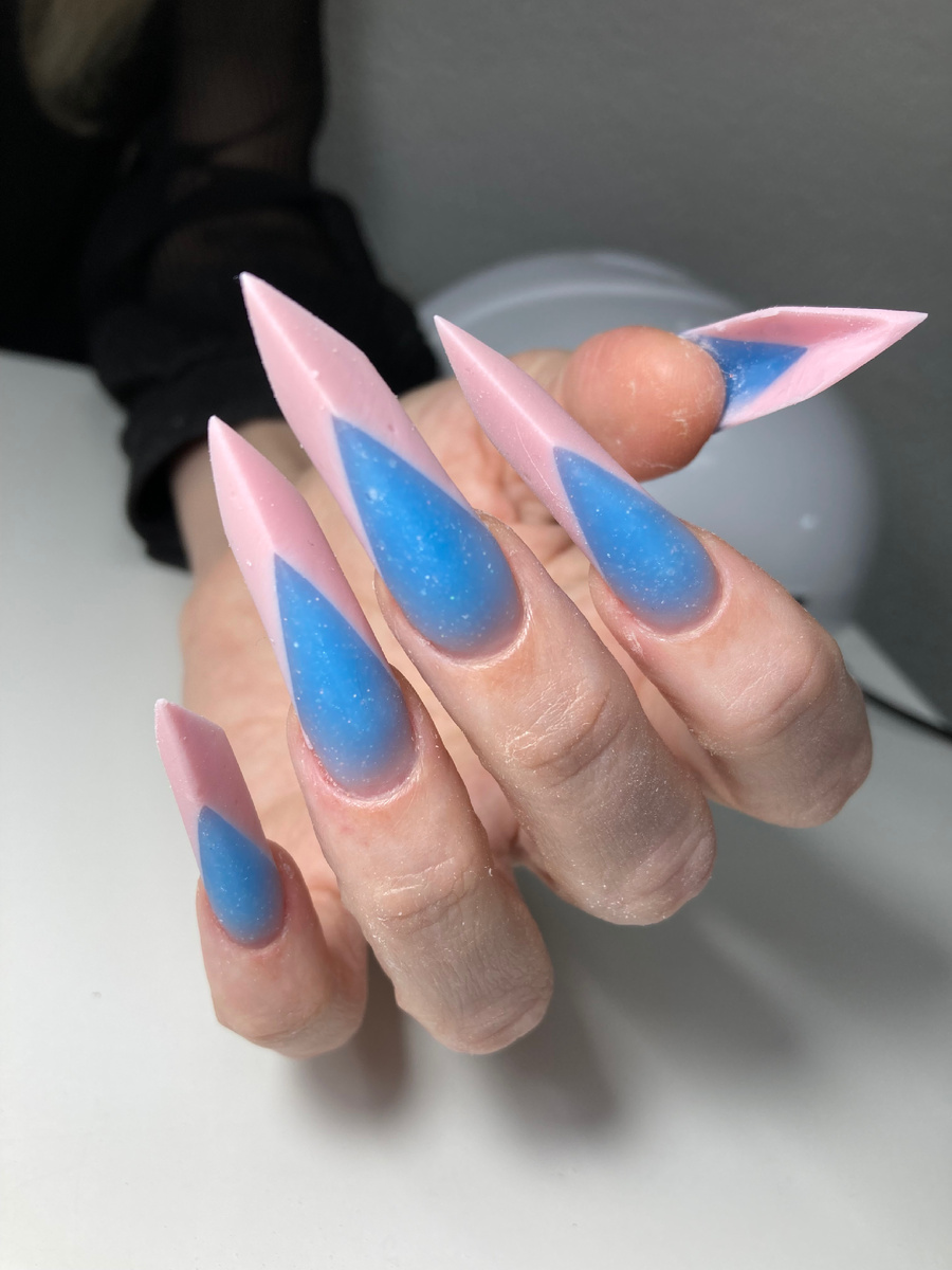 Форма свободного края ногтевой пластины типа "Edge" имеет двугранную поверхность, по центральной линии ногтевого ложа в ней дополнительно сформировано ребро жёсткости. В результате линия улыбки натурального ногтя на искусственно смоделированном свободном крае также трансформируется в форму, имеющую угловой переход.
   