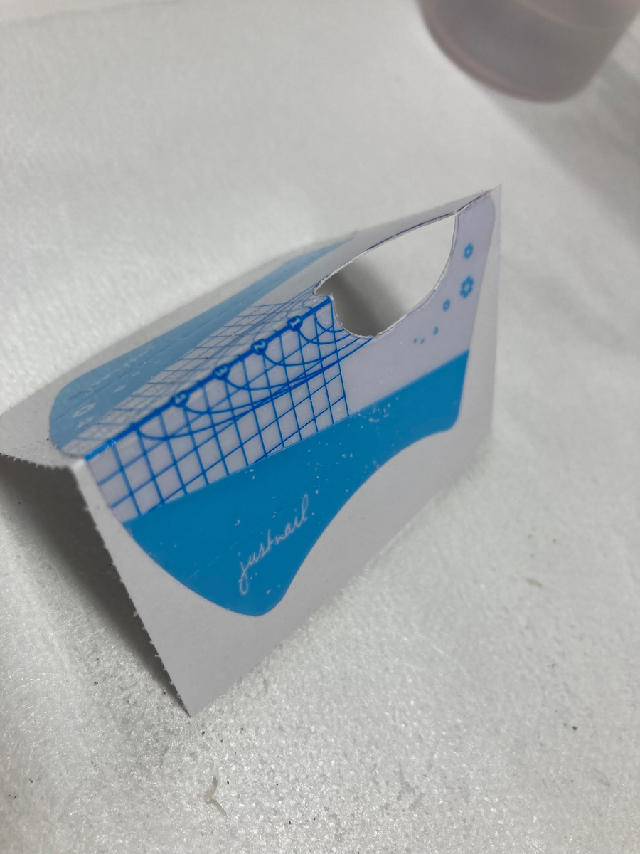 
Моделирование ногтей по форме "Edge" подходит для любых форм ногтевой пластины. Даже самую широкую пластину Edge визуально сужает, разделяя ребром жесткости на две абсолютно равные части. Ногти с очень проблемной короткой пластиной с помощью угловой линии улыбки можно удлинить. 