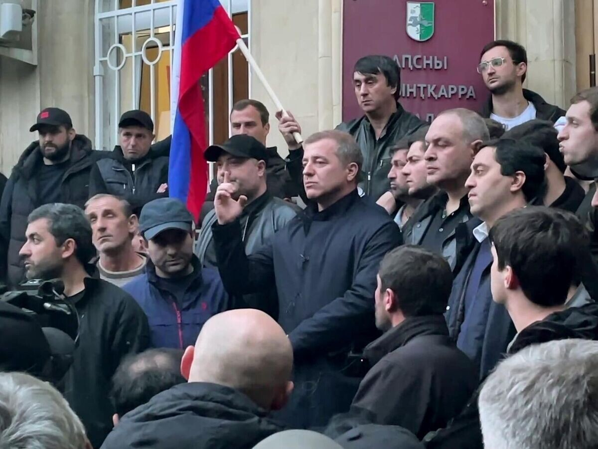 Как ни странно оппозиция с российским флагом. Инет