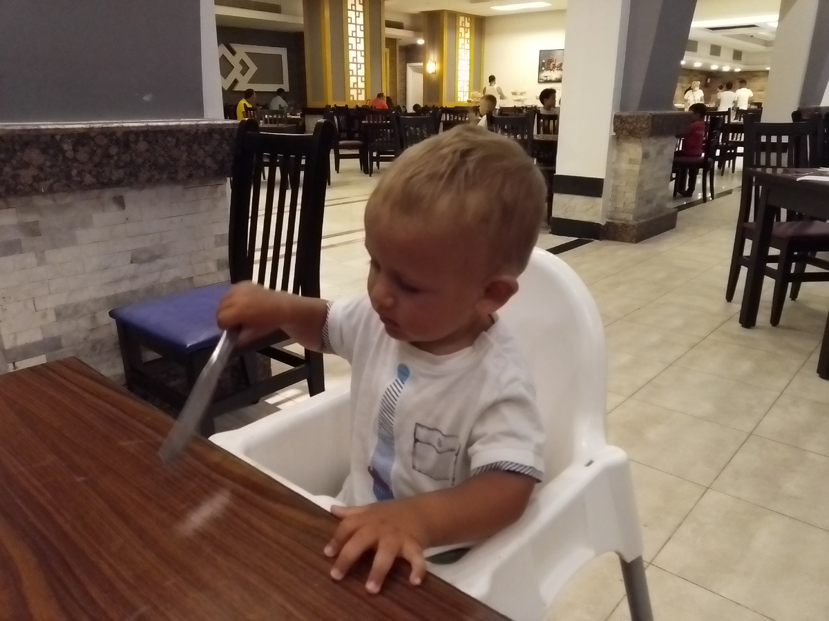 Младший, уже третий, сын в том самом отельном ресторане Египта