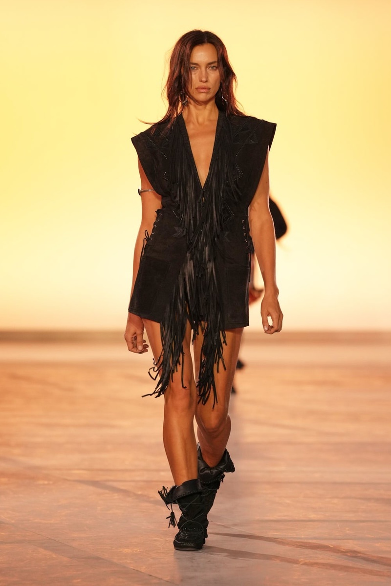 ультракороткие замшевые шорты в сочетании с жилетом 