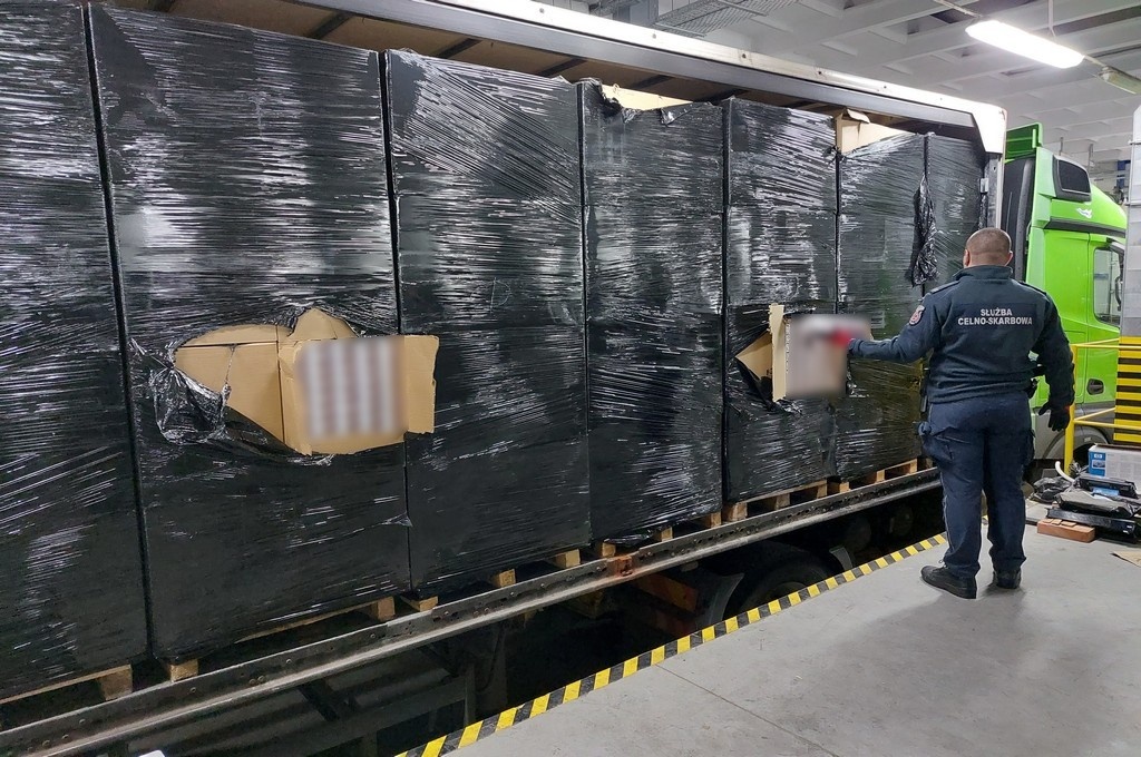 Контрабандные сигареты были в фуре, по документам которая перевозила древесный уголь Зоя Лебедева  📷
