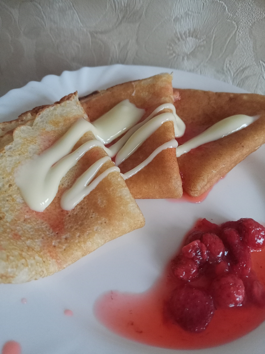 Блинчики со сгущенкой и клубничным вареньем 