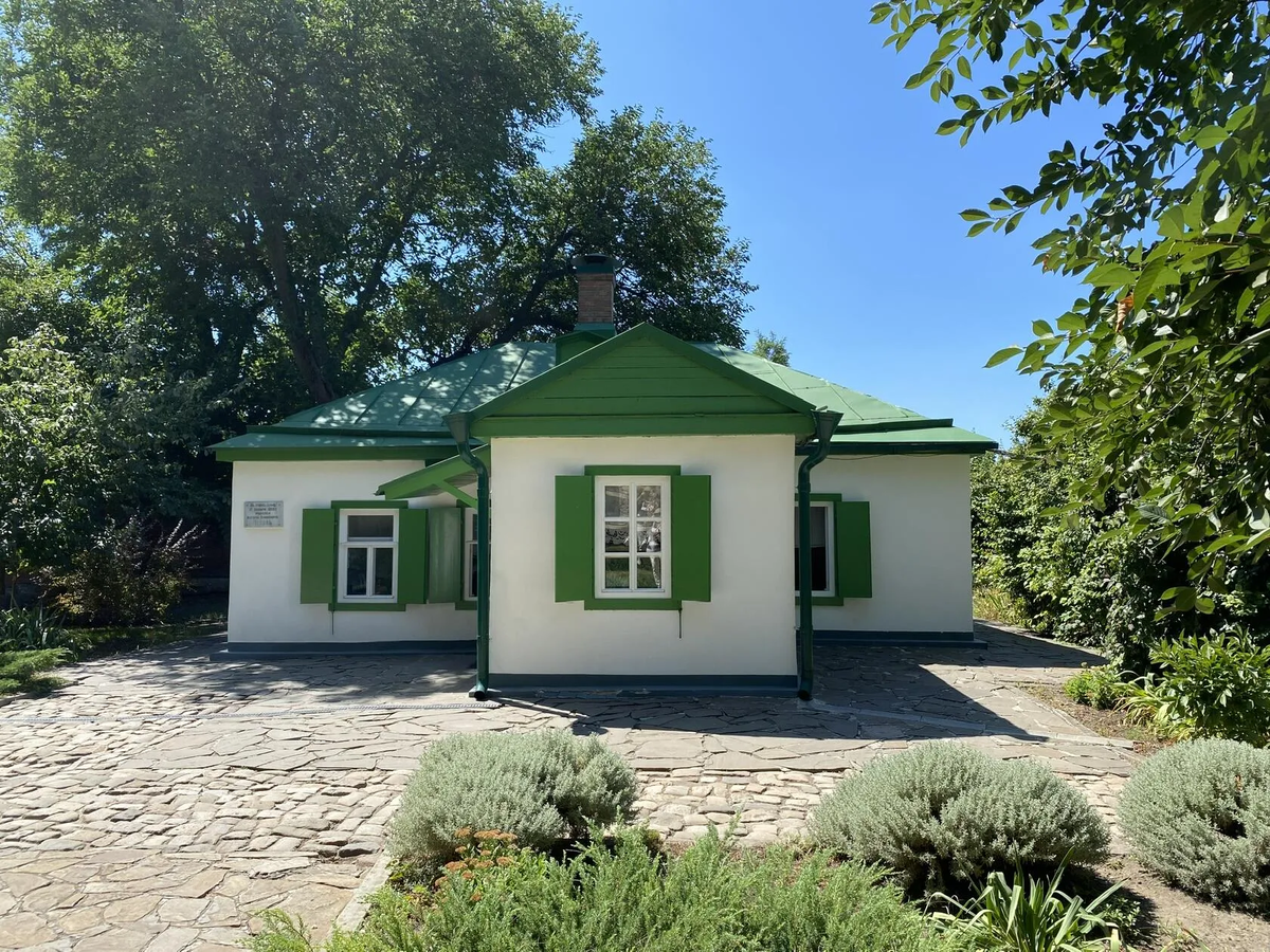 В это доме 17 января 1860 г. родился Антон Павлович Чехов. Фото автора