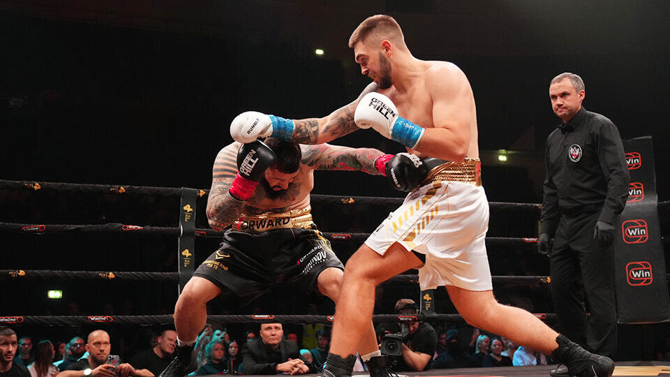     Кровавый бой тяжеловесов: как прошел турнир "Бойцовского клуба РЕН ТВ" ИЗВЕСТИЯ/Дмитрий Коротаев