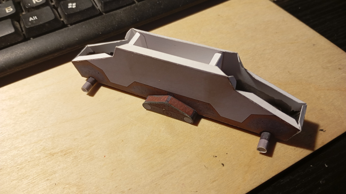 Основа корпуса и ходовой готовы. Торцы и заломы подкрашены.