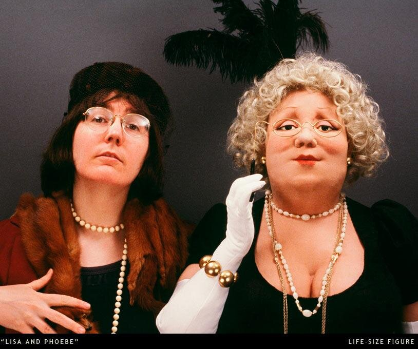 Лиза Лихтенфельс слева, кукла в рост человека справа