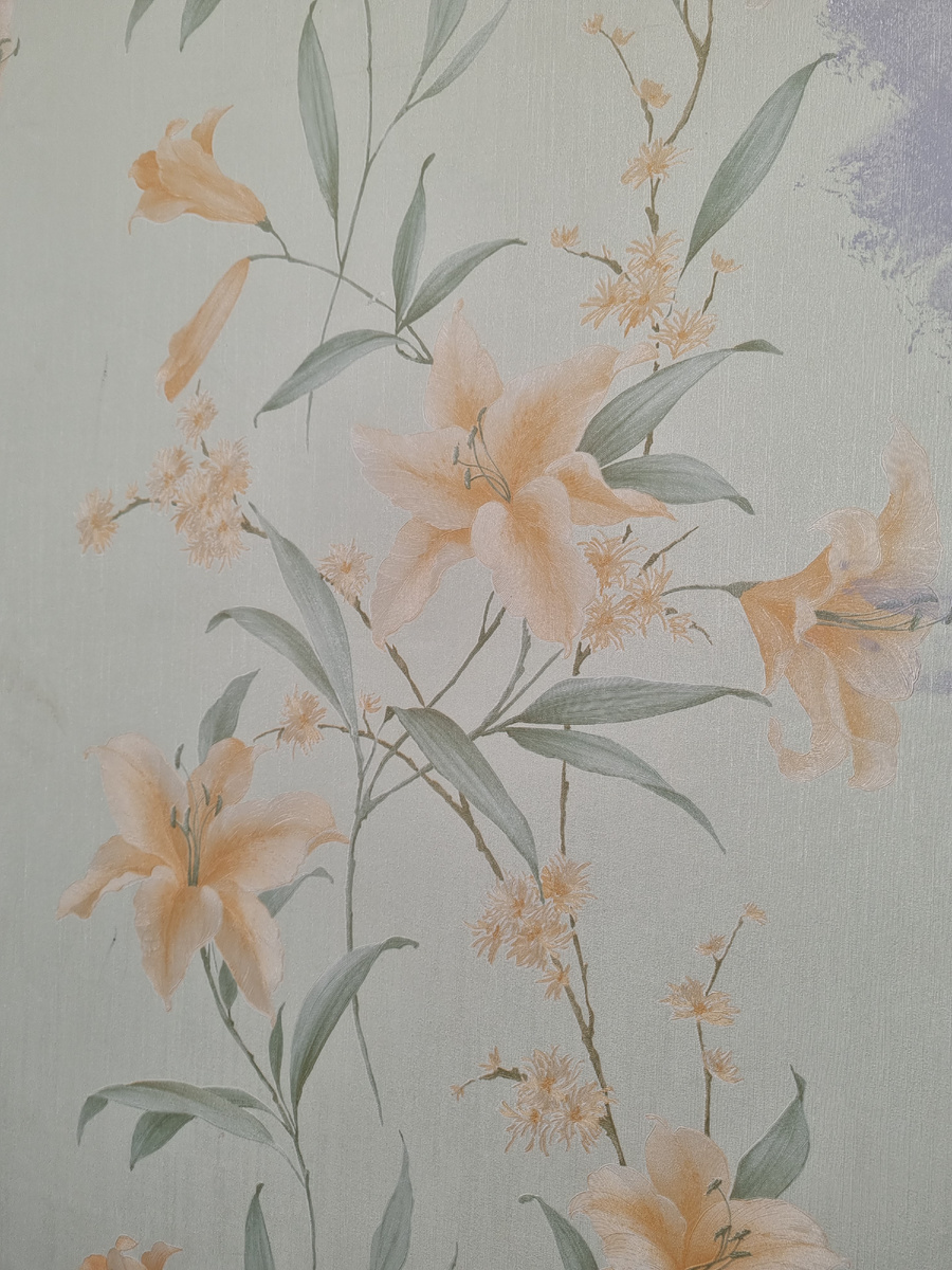 На одной стене обои с такими цветами 