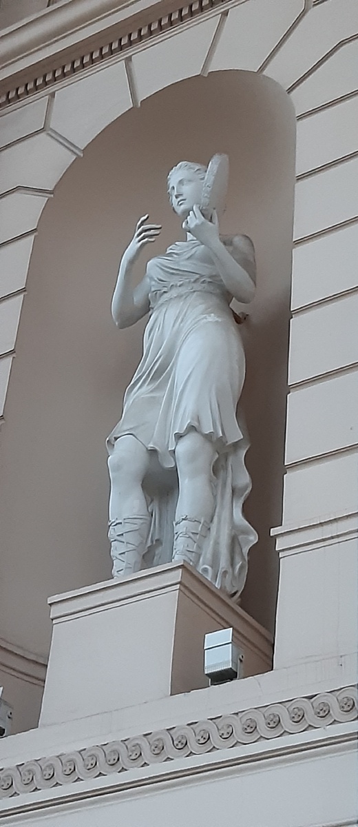 Муза танца Терпсихора в нише фасада Большого театра.  