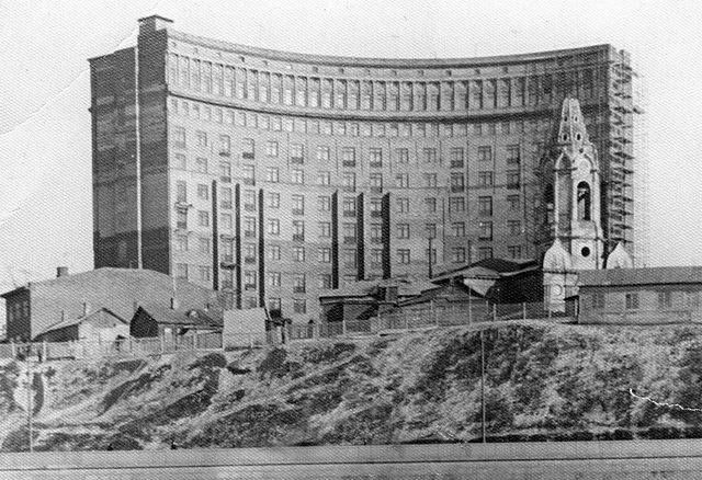 Благовещенскую церковь и все исторические двухэтажные постройки на переднем плане предлагаю срочно восстановить.