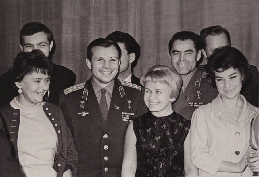 Юрий Гагарин и Александра Пахмутова