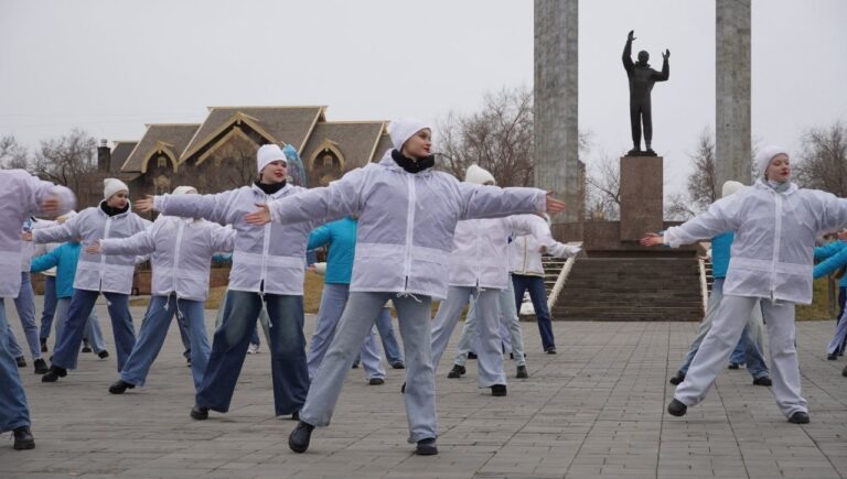    В Оренбурге прошёл флешмоб «Ура, Гагарин» Оренбуржье