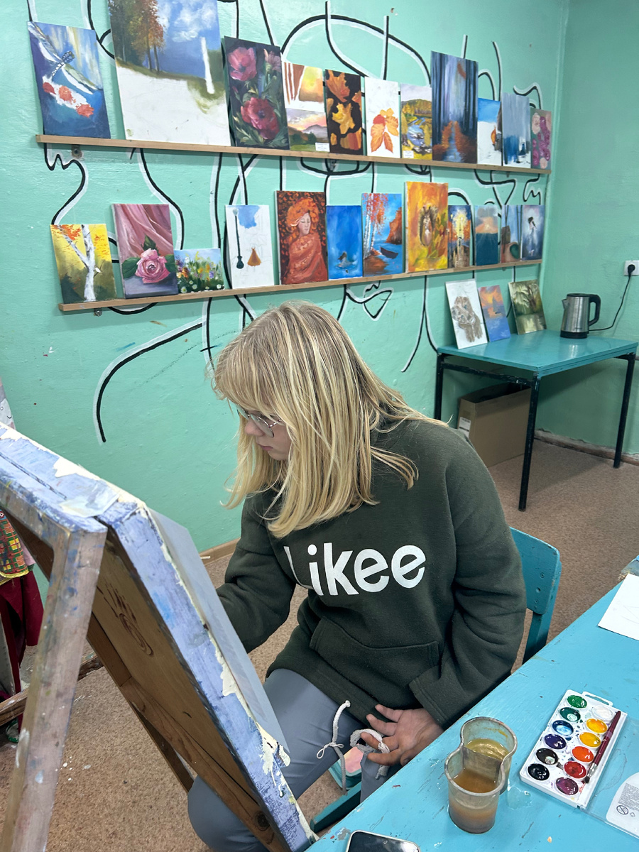 Это Марта за мольбертом