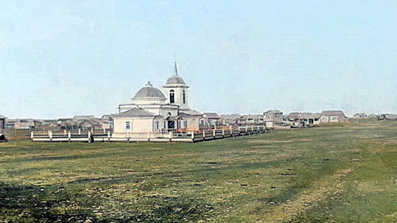 На фотографии 1895 года - деревянная приходская церковь в селе Дубровное Курганского уезда, построенная в 1863 году. В 1912 году вместо неё выстроили кирпичную, сейчас она руинирована.