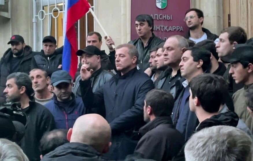    По пути Януковича? «Президент Абхазии сбежал на фоне протестов»: Леван Микаа