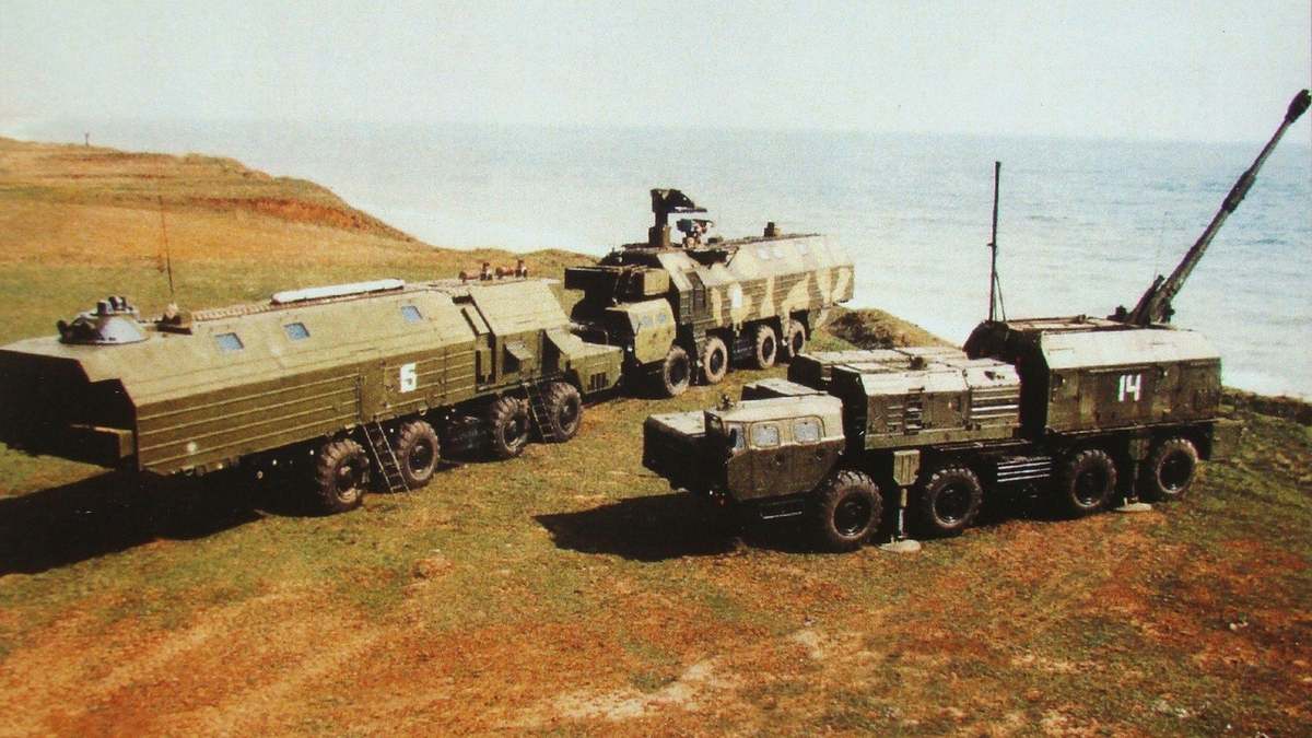 МОБД, машина центрального поста и САУ комплекса А-222 «Берег»