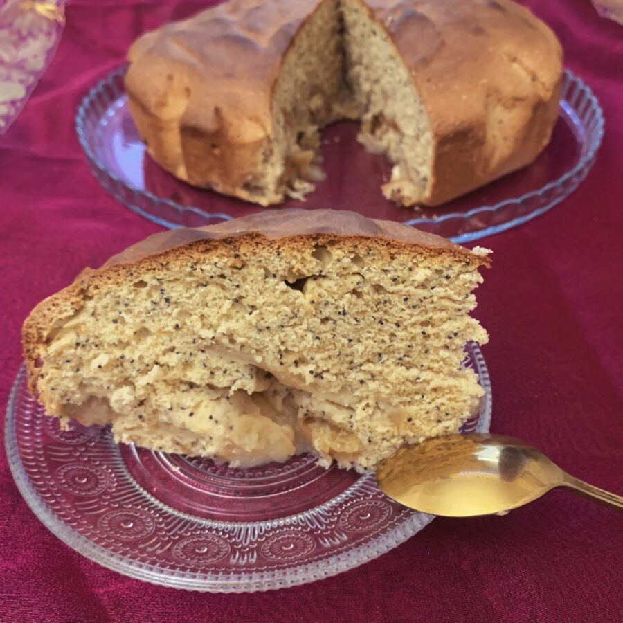    Яблочная шарлотка с цельнозерновой мукой и маком   
Источник: Мария Моднова для Креаликум